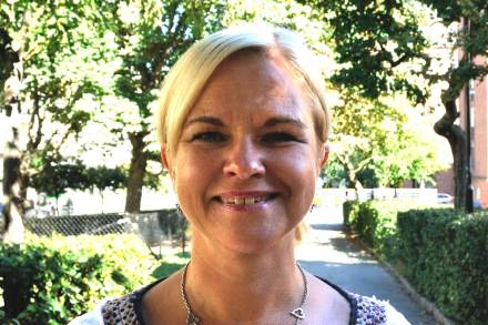 Kvinna med blont uppsatt hår