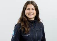 20-årig  vit tjej med långt brunt hår i mittbena. Har mörkblå träningsjacka. Vit bakgrund