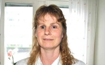 Kvinna med långt blont hår