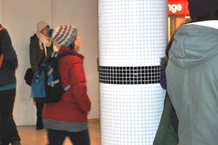 Vit pelare med vart kontrastmarkering.