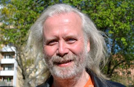 Fredrik Ahlkvist har grått axellångt hår och skägg.