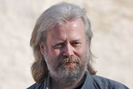 Fredrik Ahlkvist har gråvitt långt hår och skägg