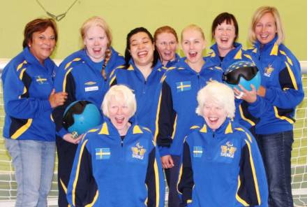 Damlandslaget i goalball i blågula lagdräkter. Anna Dahlberg i kort ljust hår i främre raden till vänster.