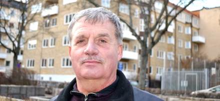 Gösta Karlsson har kort grått hår och en kortklippt mustasch. Han ser stolt ut.
