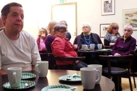 Kafégäster och kaffekoppar