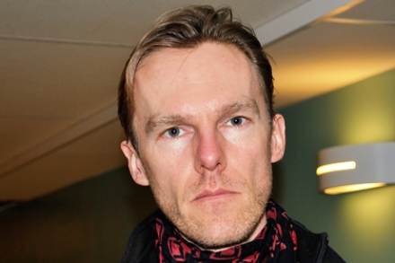 Per Karlsson har långsmalt ansikte och kort blont hår.