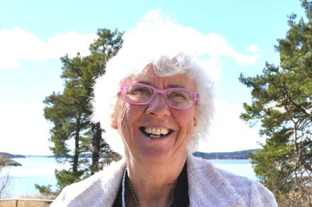 Margareta Åsén Johansson har vitt hår och ljuslila glasögon.