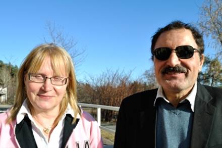 Sirkka Husso har halvlångt blont hår. Khodadad Bahrami har mörkt hår och mustasch.