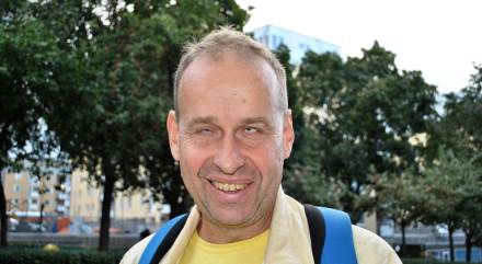 Sixten Berner har kort mörkt hår och ler.
