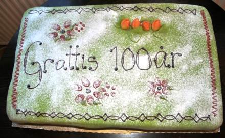 Stor tårta med texten 100 år.